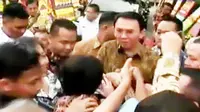 Ribuan karangan bunga banjiri Balaikota DKI Jakarta untuk Ahok dan Djarot (Liputan 6 SCTV)