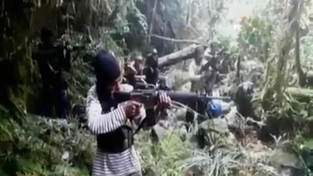 VIDEO: Kelompok Santoso Berlatih Gunakan Senjata Organik Militer