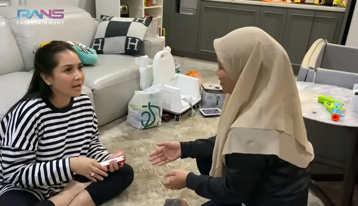 Momen Sus Rini pamitan dengan Nagita. Sus Rini mengulurkan tangan kanan untuk bersalaman dengan mencium tangan bosnya. [Youtube/Rans Entertainment]