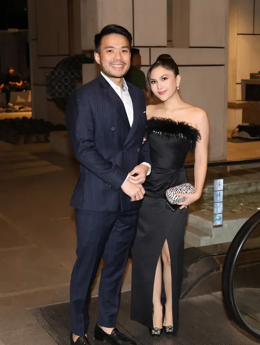 Jessica Mila tampil memukau dalam strapless dress hitam dengan aksen bulu halus di tepian. Yakup Hasibuan tampil serasi dalam setelan jas hitam, keduanya memancarkan aura elegan yang tenang namun penuh gaya. [Dok/KLY/Budy Santoso].