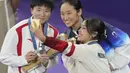 Pebulu tangkis tunggal putri China, He Bing Jiao (kiri) berswafoto dengan pebulu tangkis Korea Selatan, An Se-young (tengah) dan pebulu tangkis Indonesia, Gregoria Mariska Tunjung di atas podium Olimpiade Paris 2024 setelah laga final yang berlangsung di Porte de la Chapelle Arena, Paris, Prancis, Senin (05/08/2024). (AP Photo/Dita Alangkara)