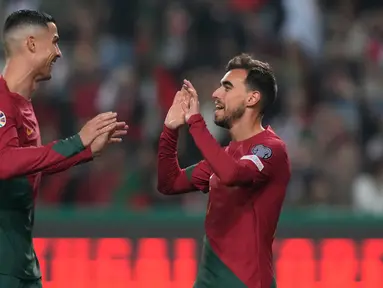 Pemain Portugal Ricardo Horta (kanan) merayakan bersama Cristiano Ronaldo usai mencetak gol ke gawang Islandia pada pertandingan sepak bola Grup J Kualifikasi Euro 2024 di Stadion Alvalade, Lisbon, Minggu (19/11/2023). (AP Photo/Armando Franca)