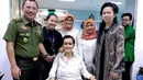 Sejak Februari Jupe menjalani perawatan di Rumah Sakit Cipto Mangunkusumo, Jakarta. Para sahabat datang silih berganti mengunjungi Jupe. Tidak hanya para sahabat dekat, tapi juga para politisi dan pejabat. (dok. Instagram)