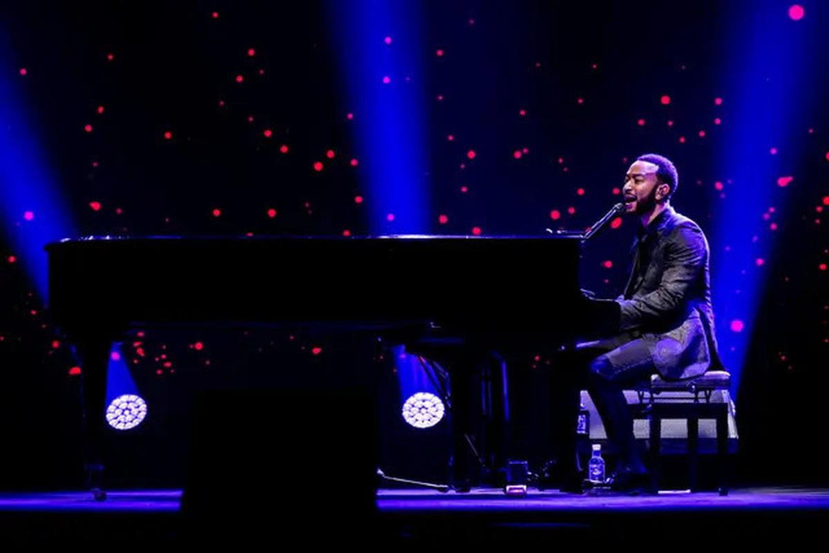 John Legend Intim Bareng Fans di Sentul, Kenang Perjalanan Hidup Menyentuh Sambil Nyanyi dengan Piano Tanpa Iringan Musik Lain