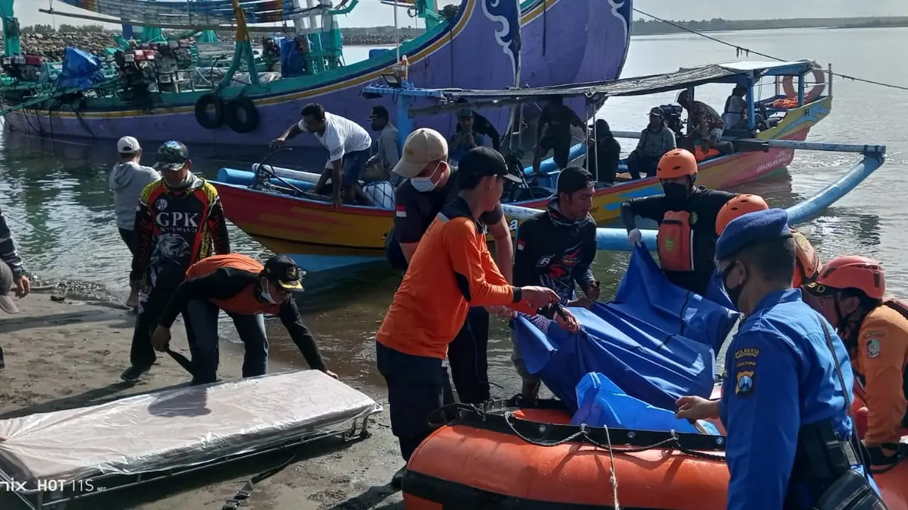 Tim SAR gabungan megevakuasi pemancing yang ditemukan tewas di Pantai Grajagan, (Istimewa).