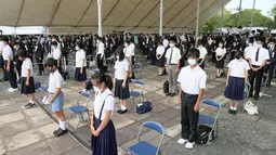 Para peserta berdoa dalam hati untuk para korban bom atom AS pada saat bom dijatuhkan, dalam upacara di Taman Perdamaian Nagasaki di Nagasaki, Jepang selatan, Senin (9/8/2021). Kota Nagasaki di Jepang pada hari Senin menandai peringatan ke-76 bom atom AS. (Kyodo News via AP)