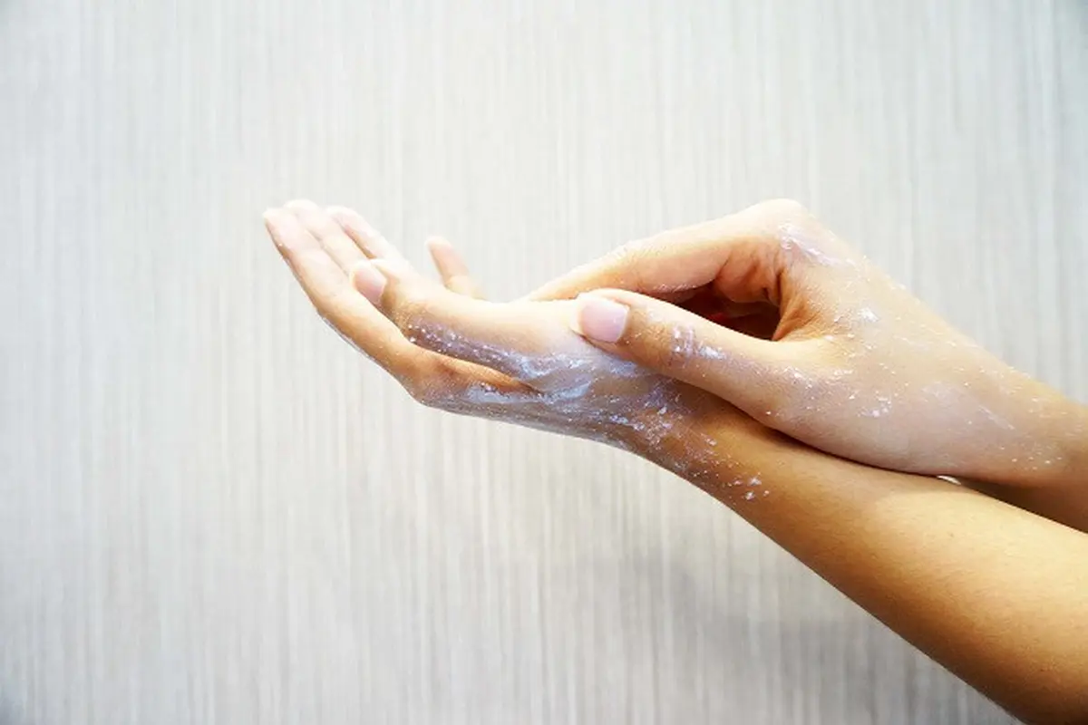 Marina UV White Body Scrub dan Hand and Body Lotion 