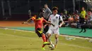Pemain tengah timnas Korea Selatan U-23, Moon Changjin (17) berebut bola dengan Agostinho (Timor Leste) di laga kualifikasi Piala Asia 2016 di Stadion GBK Jakarta, (29/3/2015). Korea Selatan unggul 3-0 atas Timor Leste. (Liputan6.com/Helmi Fithriansyah)