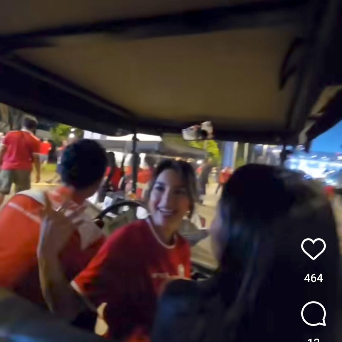 Potret Cantik Azizah Salsha & Jennifer Coppen Nonton Timnas Indonesia di GBK, Naik Buggy Car Ramai Disorot