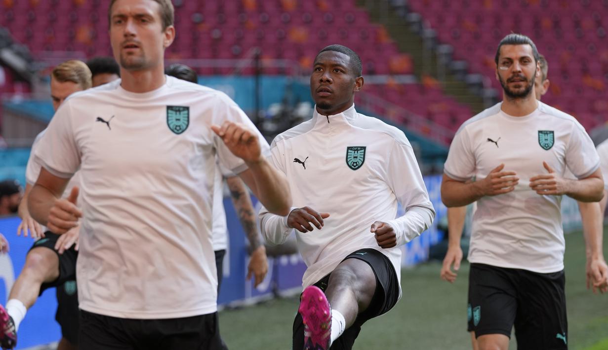 Bek timnas Austria, David Alaba (tengah) melakukan pemanasan selama pelatihan tim di Johan Cruyff Arena di Amsterdam, Rabu (16/6/2021). Belanda akan berhadapan dengan Austria di matchday ke-2 Grup C Euro 2020 pada Jumat (18/6/2021) dinihari. (AP Photo/Peter Dejong)
