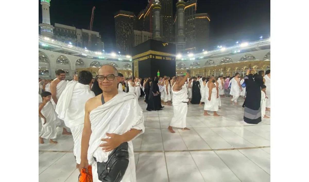 Trisno mengucap syukur rangkaian ibadah umrah berjalan lancar. Tampak Trisno mengabadikan momen dengan latar Ka'bah.&nbsp;