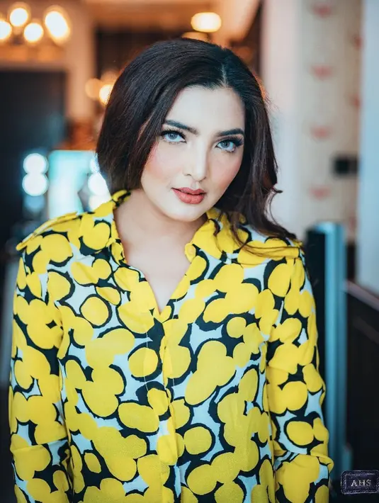 Di setiap penampilannya, Ashanty pun selalu memakai lipstick dengan warna yang berbeda. Meski begitu, selalu coock menempel di bibirnya yang seksi itu.  (Instagram/ashanty_ash)