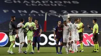 Pemain Barcelona dan Bayern Munchen usai pertandingan perempat final Liga Champions di Stadion Luz, Lisbon, Portugal, Jumat (14/8/2020). Bayern Munchen membantai Barcelona dengan skor 8-2. (AP Photo/Manu Fernandez/Pool)