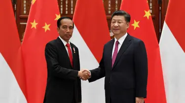 Presiden Tiongkok Xi Jin-ping (kanan) berjabat tangan dengan Presiden RI Joko Widodo di Hangzhou, Tiongkok, Jumat (2/9). Kunjungan Jokowi untuk menghadiri KTT G20. (REUTERS / Minoru Iwasaki)