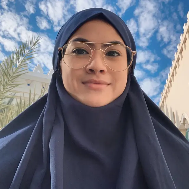 Bikin Pangling, Ini 7 Pesona Hana Saraswati Kenakan Hijab Saat Umroh