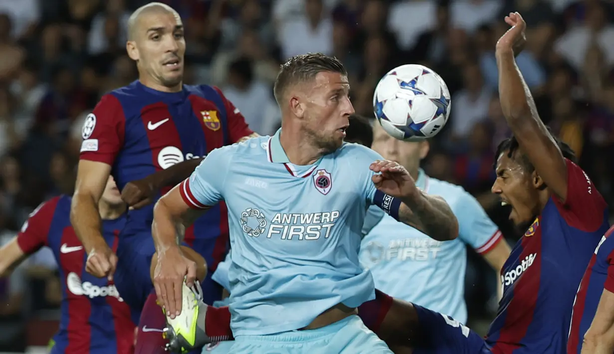 Barcelona sukses menghajar Royal Antwerp dengan skor telak 5-0. (LLUIS GENE / AFP)