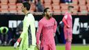 Para pemain Real Madrid tampak kecewa usai ditaklukkan Valencia pada laga Liga Spanyol di Stadion Mestalla, Minggu (8/11/2020). Valencia menang dengan skor 4-1. (AP/Alberto Saiz)