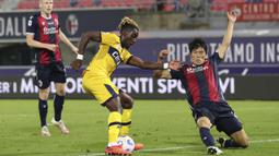 Bek Bologna, Takehiro Tomiyasu, berebut bola dengan penyerang Parma, Yann Karamoh, pada laga lanjutan Liga Italia di di Stadion Renato Dell'Ara, Selasa (29/9/2020) dini hari WIB. Bolongna menang 4-1 atas Parma. (Filippo Rubin/LaPresse via AP)
