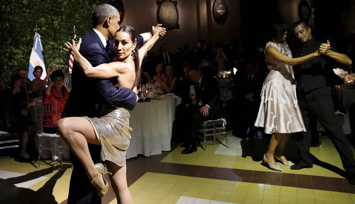 Presiden Barack Obama, dan istrinya, Michelle Obama, berdansa tango dengan penari dalam jamuan makan malam kenegaraan bersama Presiden Argentina Mauricio Macri di Buenos Aires, Argentina, (23/3). (REUTERS/Carlos Barria)