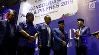 Ketum PAN Zulkifli Hasan (kanan) bersiap memukul gong saat pembukaan Rakernas PAN di Jakarta, Kamis (9/8). Dalam rakernas tersebut PAN secara resmi mengusung Prabowo Subianto sebagai calon presiden pada Pilpres 2019.  (Liputan6.com/Johan Tallo)