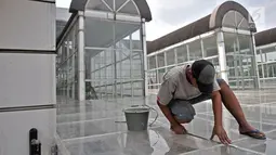 Pekerja menyelesaikan renovasi bagian atap di Terminal Manggarai, Jakarta, Selasa (4/9). Dinas Perhubungan DKI mulai merenovasi sarana dan prasarana di Terminal Manggarai setelah berbulan-bulan rusak dan terbengkalai. (Merdeka.com/Iqbal S Nugroho)