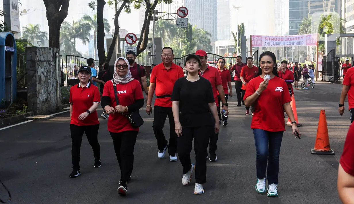 Selain menyapa warga, Puan Maharani berjalan kaki dari rumah dinasnya menuju Gelora Bung Karno untuk menghadiri pertemuan dengan Ketua Umum Partai Demokrat Agus Harimurti Yudhoyono. (Liputan6.com/Johan Tallo)