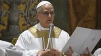 Paus Leo XIV&nbsp;memimpin misa pada&nbsp;Jumat (9/5/2025), bersama Dewan Kardinal di dalam Kapel Sistina di Vatikan sehari setelah terpilih sebagai Paus ke-267 Gereja Katolik Roma. (Dok. Vatican Media via AP)