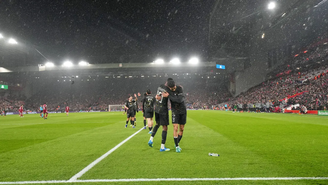 Pemain PSG Ousmane Dembele (kiri) merayakan gol bersama Achraf Hakimi
