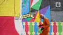 Petugas Penanganan Prasarana dan Sarana Umum (PPSU) Kelurahan Tebet Timur mempercantik tembok kolong jembatan Stasiun Kereta Api Cawang dengan membuat mural bernuansa kemerdekaan di Jakarta, Rabu (12/8/2020). Pembuatan mural untuk menyambut HUT ke-75 Kemerdekaan RI. (Liputan6.com/Immanuel Antonius)