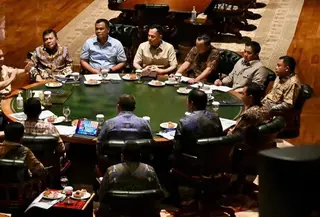 Presiden Prabowo Subianto menggelar rapat terbatas (ratas) di kediaman pribadi Hambalang, Bogor, Jawa Barat, Minggu, 23 Agustus 2026. Pertemuan yang berlangsung sejak sore hingga malam itu membahas penanggulangan kebakaran hutan dan lahan (karhutla) serta penanganan dampak bencana di Nusa Tenggara Timur (NTT). (Foto: Sekretariat Presiden)