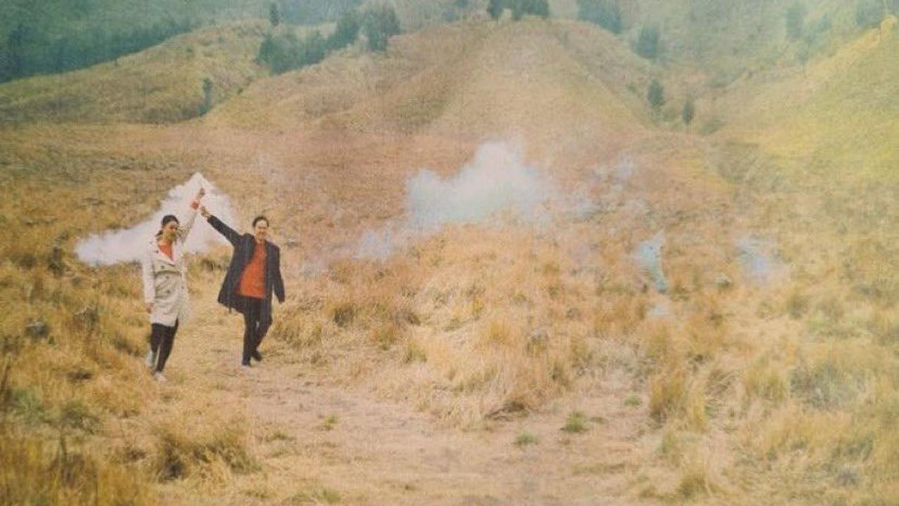 Netizen dibuat geram dengan insiden terbakarnya Bukit Teletubbies Gunung Bromo akibat ulah sejoli prewedding.&nbsp;