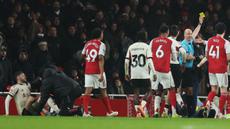 Ketegangan yang melibatkan pemain Liverpool, Conor Bradley dan pemain Arsenal, Gabriel Martinelli mewarnai laga lanjutan Liga Inggris 2025/2026 di Emirates Stadium, London, Inggris, Kamis (08/01/2025). (AP Photo/Ian Walton)