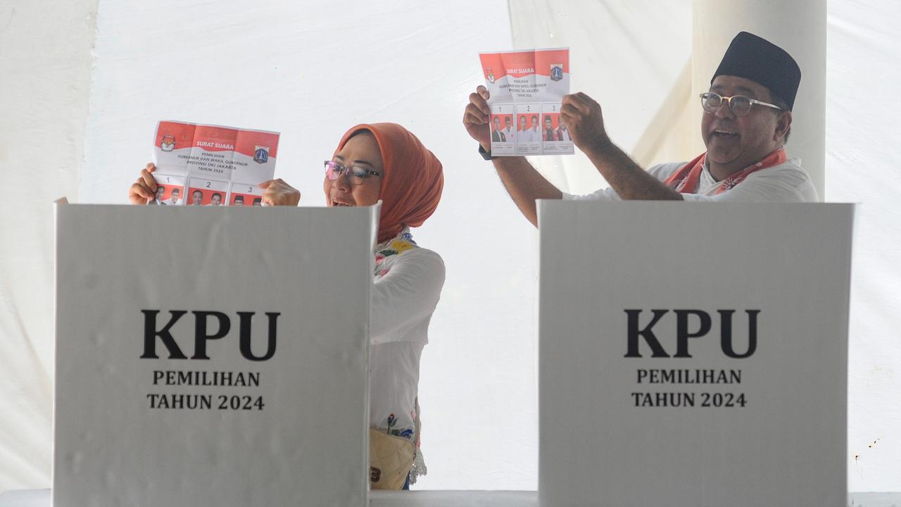 Rano Karno nyoblos di TPS 65 Lebak Bulus saat Pilkada Jakarta 2024