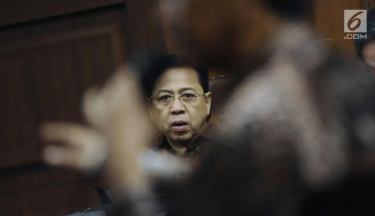 Terdakwa dugaan korupsi proyek e-KTP, Setya Novanto menyimak keterangan saksi pada sidang lanjutan di Pengadilan Tipikor, Jakarta, Kamis (8/3). Sidang mendengar keterangan saksi-saksi. (Liputan6.com/Helmi Fithriansyah)