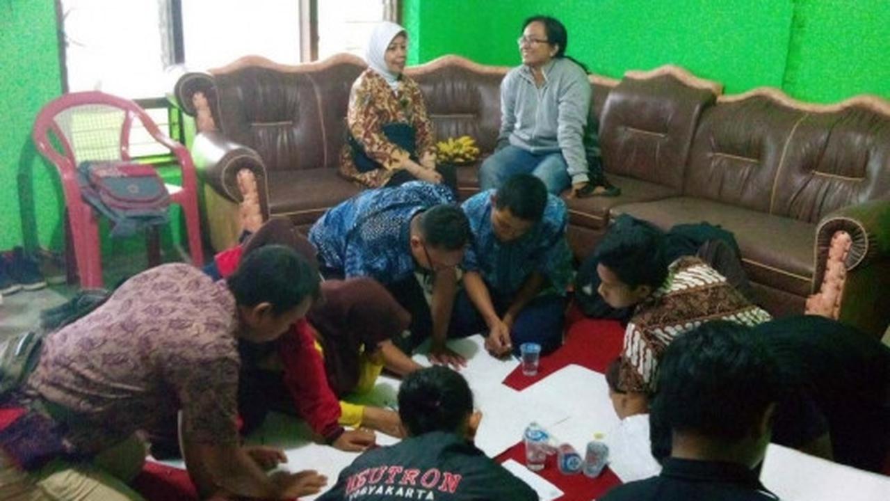 Kisah Juki, lestarikan budaya lewat wayang kardus