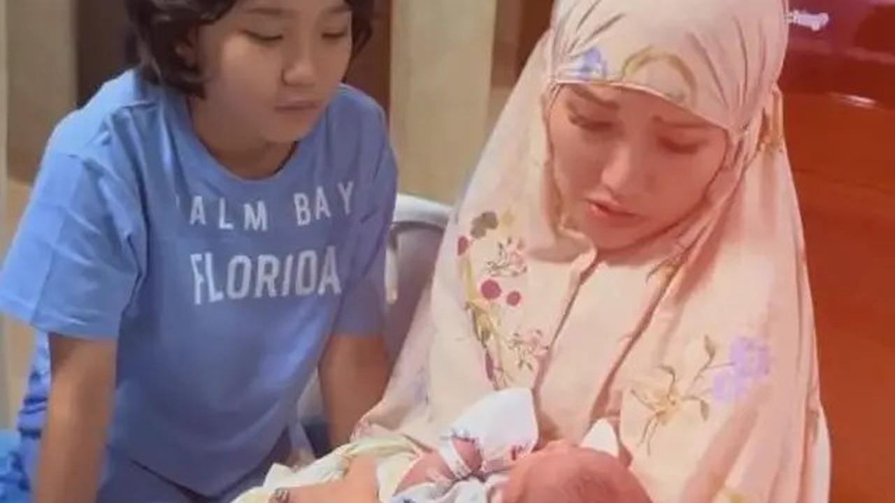 7 Potret Kenangan Ayu Ting Ting Bareng Beby Zoltan, Keponakan yang Baru Saja Meninggal