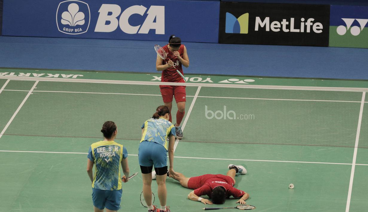 Pasangan Indonesia, Greysia Polii/Apriani Rahayu, kalah dari pasangan pasangan Korea, Lee So-hee/Chang Ye-na pada laga Indonesia Open 2017 di JCC, Kamis, (15/6/2017). Pasangan Indonesia  takluk 18-21, 14-21. (Bola.com/M Iqbal Ichsan)