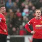 Robin van Persie dan Wayne Rooney tampak kecewa setelah Manchester United tumbang 1-2 atas Swansea City di laga lanjutan Liga Primer Inggris (Reuters/Matthew Childs)