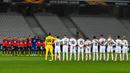 Pemain AC Milan dan Lille melakukan penghormatan untuk Diego Maradona sebelum memulai pertandingan Liga Europa di Stade Pierre Mauroy, Jumat (27/11/2020) dini hari WIB. AC Milan bermain imbang 1-1 menghadapi Lille. (AFP/Dennis Charlet/pool)