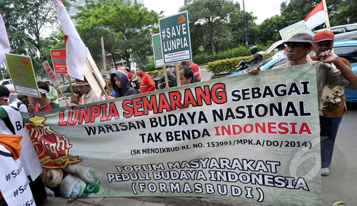 Sejumlah aktivis  membawa spanduk dalam aksinya di depan Kedutaan Besar Malaysia, Jakarta, Jumat (20/2/2015). Aktivis Semarang menggelar aksi memprotes makanan khas Kota Semarang Lumpia yang diklaim sebagai produk Malaysia. (Liputan6.com/Faizal Fanani)