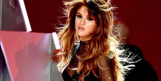 Penyanyi cantik Selena Gomez membuat pernyataan mengejutkan. Ia mengaku akan rehat dari dunia musik untuk fokus penyembuhan penyakitnya. Banyak efek samping akibat penyakit lupus yang dideritanya sejak lama. (AFP/Bintang.com)