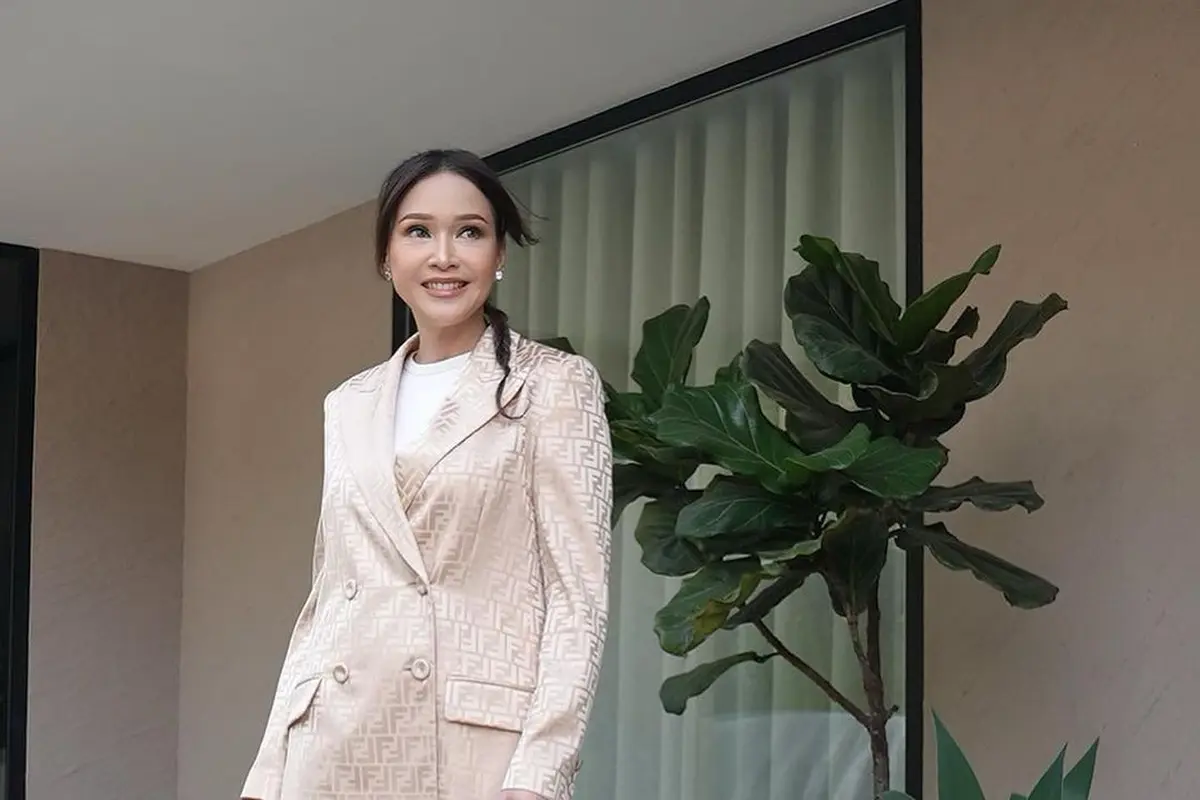 6 Potret Maia Estianty dengan Soft Glam Makeup Look yang Bikin Pangling, Kelihatan Lebih Muda!