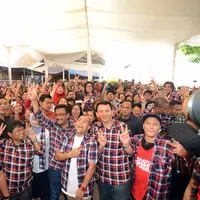 Kemeriahan sangat terlihat di Rumah Lembang. Ratusan pendukung dan kedua pasangan ini berjoged bersama dengan iringan musik rab. Tidak ketinggalan, Ahok dan Djarot juga melakukan  Manequin Challange bareng pendukungnya. (Nurwahyunan/Bintang.com)