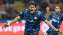 Diego Milito. Striker Argentina berusia 42 tahun yang pensiun di Racing Club pada Juli 2016 ini mampu menjadi top skor Inter Milan di dua musim Liga Italia, 2009/2010 dan 2011/2012. Ia mampu mencetak 22 dan 24 gol di dua musim tersebut. (AFP/Alberto Pizzoli)