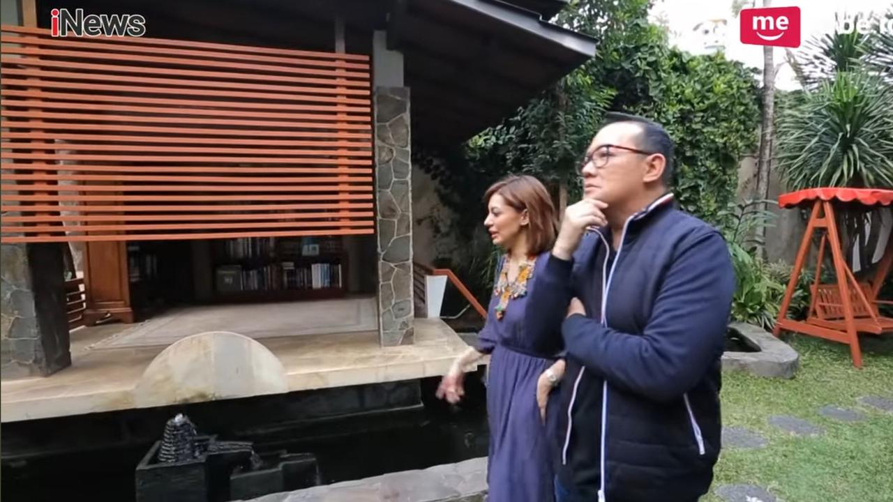 5 Potret Halaman Belakang Quraish Shihab, Ada Kolam Renang, Musala Hingga Gang Kecil Menuju Rumah Najwa Shihab
