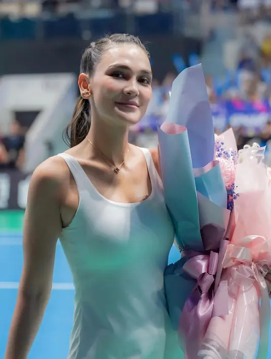 Luna Maya olahraga dengan kulit glowing yang cantik. Di sini, Luna juga menampilkan dirinya bare face tanpa mengenakan riasan wajah sama sekali. [Foto: Instagram/lunamaya]