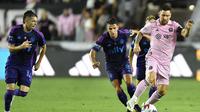 Lionel Messi turut membantu Inter Miami meraih kemenangan 4-0 atas&nbsp;Charlotte FC pada laga perempat final Leagues Cup 2023 di DRV PNK Stadium, Florida, Sabtu (12/8/2023) pagi WIB. Dalam duel itu, Messi mencetak satu gol pada menit ke-86. (AP Photo/Michael Laughlin)