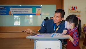 Salah satu siswa Sekolah Santo Yakobus Jakarta Utara tengah melakukan pemeriksaan mata.