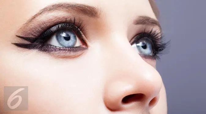 Penasaran bagaimana membuat eyeliner yang sempurna? Simak di sini caranya.