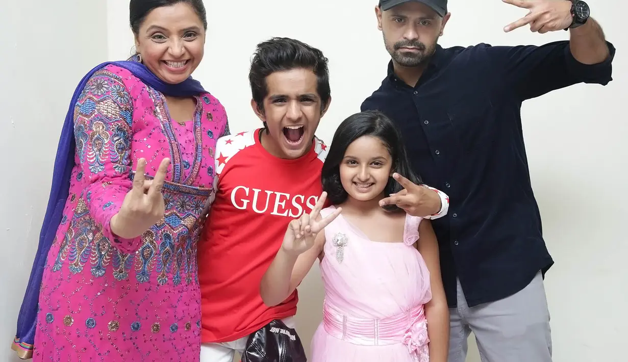 Para pemeran dari India itu merasa terharu dengan antusias para penggemarnya. Begitu juga dengan Mike Lucock, yang pertama kali ikut meet and greet serial tersebut. (Bambang E. Ros/Bintang.com)